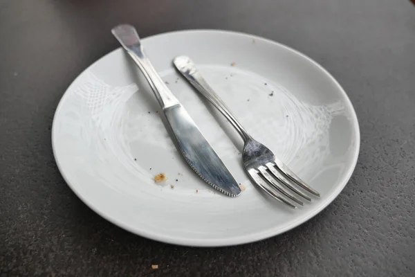 Töm Tallriken Efter Att Ätit Bordet — Stockfoto