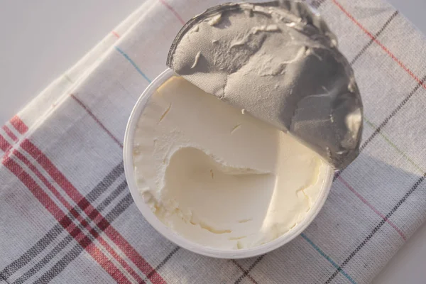 桌上一个容器里的牛奶奶油的顶视图 — 图库照片