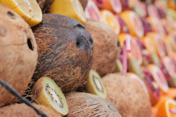 新鮮なココナッツが農家の市場に並び — ストック写真