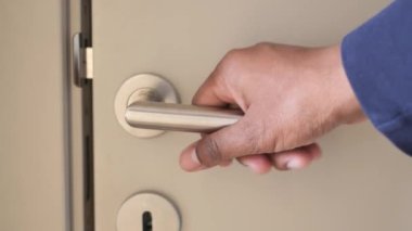 Mans Hand kapıyı kapatıyor .