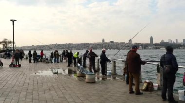 Oltalı balıkçı, Uskuder 'de dönen bobin. 