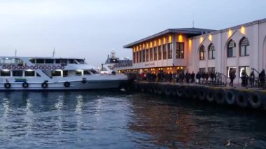 İstanbul 'daki İstanbul Boğazı' ndan feribot kalkıyor. .