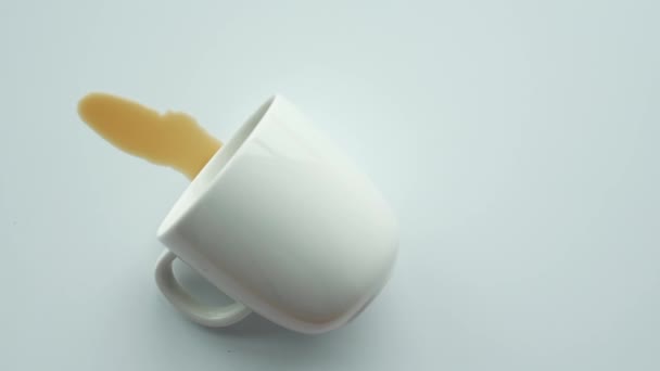 Beyaz Arka Planda Bir Fincan Kahve Döküldü — Stok video