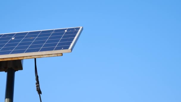 Painéis Solares Fotovoltaicos Energia Ecológica Sustentável Contra Céu Azul — Vídeo de Stock