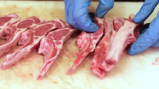 地元の店で生肉をまな板で切る — ストック動画