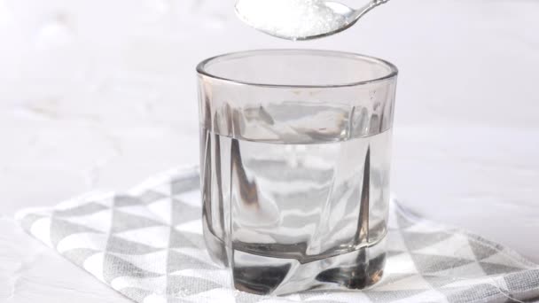 Verter Açúcar Branco Copo Água Mesa — Vídeo de Stock