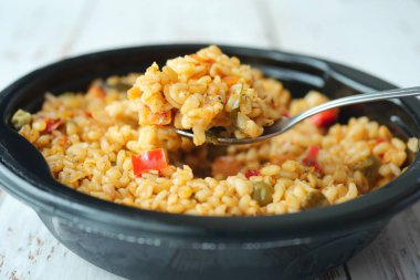 bulgur pilavı ve domates tabağı.