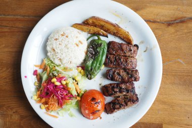 Kebap, geleneksel Türk eti. Tabakta salata var. 