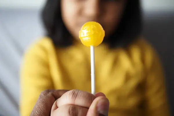 Dziecko Gospodarstwa Żółty Kolor Lizak Cukierki — Zdjęcie stockowe