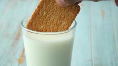 Masada bir bardak süt ve tatlı kurabiye. ,