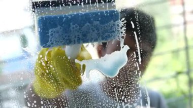  Erkekler pencereyi siler. Camı pislikten temizler...