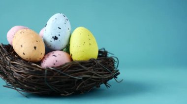 Paskalya konsepti pembe arka planda yumurta..