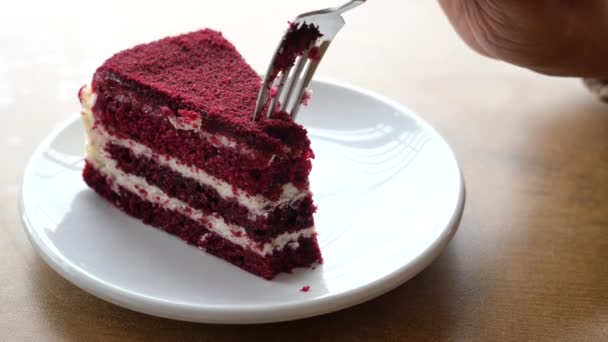 Κόκκινο Βελούδινο Κέικ Στο Πιάτο — Αρχείο Βίντεο
