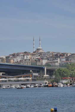 İstanbul 'daki İstanbul Boğazı' ndan feribot kalkıyor. .