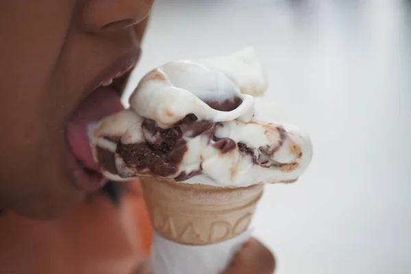 Child Hand Holding Vanilla Ice Cream Waffle Cone — Stock Photo, Image