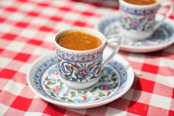 Une Tasse Café Turc Sur Table Extérieure — Photo