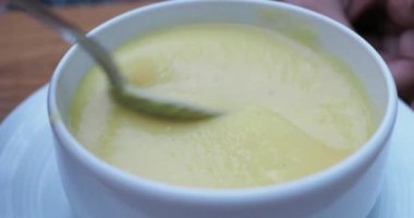 Geleneksel Çin yumurtası çorbası, acılı ve yumurtalı.