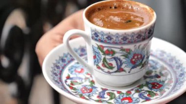 Dışarıdaki masada bir fincan Türk kahvesi. ,