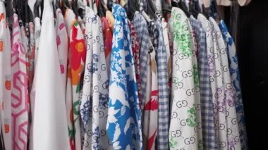 Satılık pek çok kadın giysisini kapatın. .