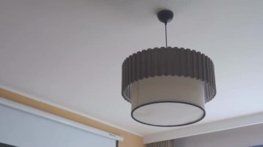  Bir odada asılı gri tavan lambası 