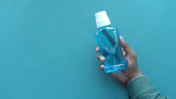 Держите Руке Емкость Жидкости Полоскания Рта — стоковое видео