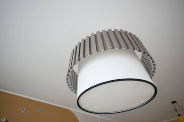  Bir odada asılı gri tavan lambası 