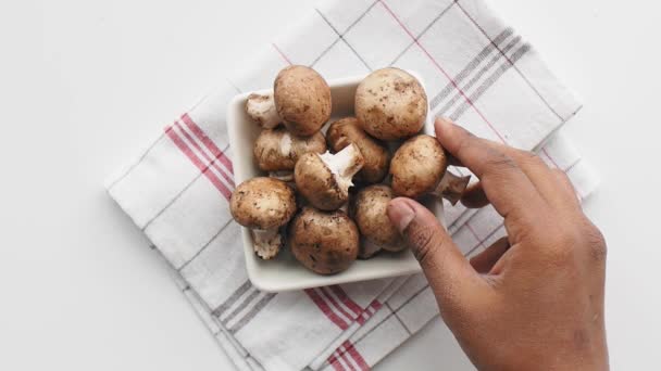 Fresh Champignons Mushroom White Bowl Table — Vídeo de Stock