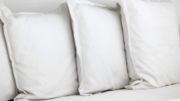 Біла Подушка Вишита Ліжку — стокове відео