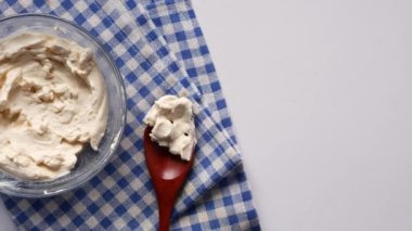 Süt kremasının masadaki konteynırın üst görüntüsü .