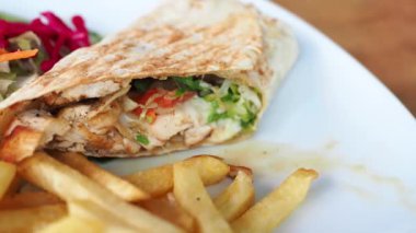 Kahve masasında sebzeli tavuk rulosu.