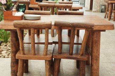 Birçok gülümseme şekli Corona virüsü döneminde kafede boş sandalye tasarımı .