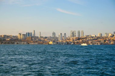 İstanbul 'daki İstanbul Boğazı' ndan feribot kalkıyor. .