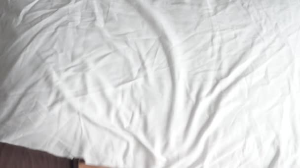 Beyaz Yatakta Renkli Bir Yastık — Stok video