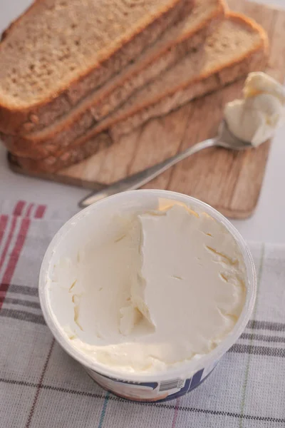 Φέτα Ψωμί Και Τυρί Κρέμα Λευκό Φόντο — Φωτογραφία Αρχείου
