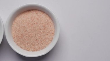 Çiğ, kurutulmuş pembe Himalaya tuzu beyaz bir kabın içinde. ,