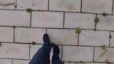 Ayakkabılı bir adamın yolda yürürken ki görüntüsü. .