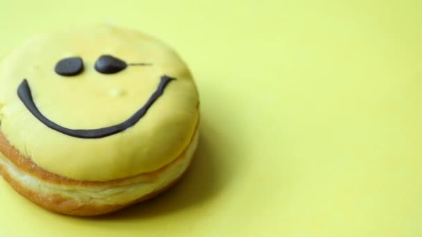 Schokolade Donuts Gelb Hintergrund Nahaufnahme — Stockvideo