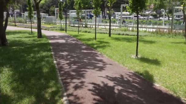 Parques Ciudad Con Paseo Por Mañana Temprano — Vídeos de Stock