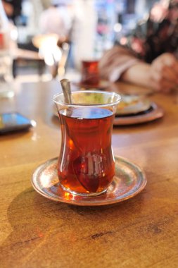 Geleneksel Türk çayı beyaz masada 