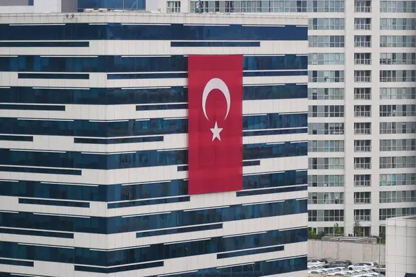 イスタンブールの金融ビルのトルコ国旗 — ストック写真