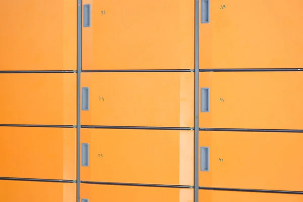 Pomarańczowe Pudełko Kolor Przechowywania Miejscu Publicznym Bezpieczny Schowek Centra Handlowe — Zdjęcie stockowe