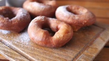 Tabakta çikolatalı çörekler ve fotokopi alanı.