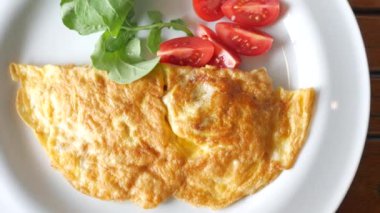 Masada sade yumurta omleti yemek. .