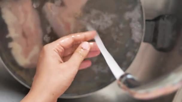 Kvinner Håndvasker Kylling Med Ferskvann – stockvideo