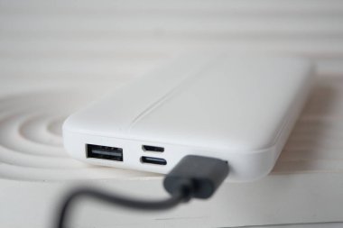 Mobil aygıtları şarj etmek için güç bankası