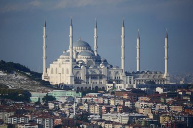  İstanbul 'daki Camlica Camii' nin yüksek açılı görüntüsü .