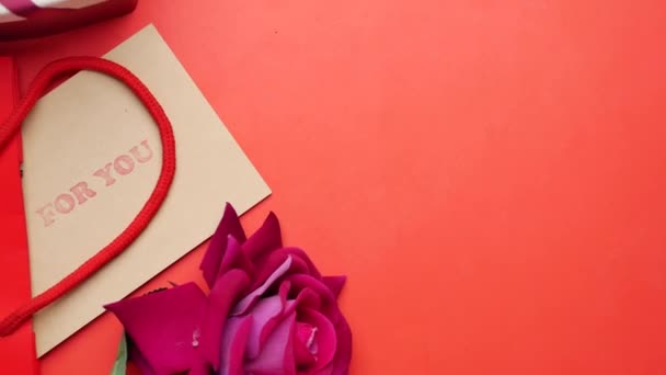 Vue Dessus Coffret Cadeau Fleur Rose Sur Fond Rouge — Video