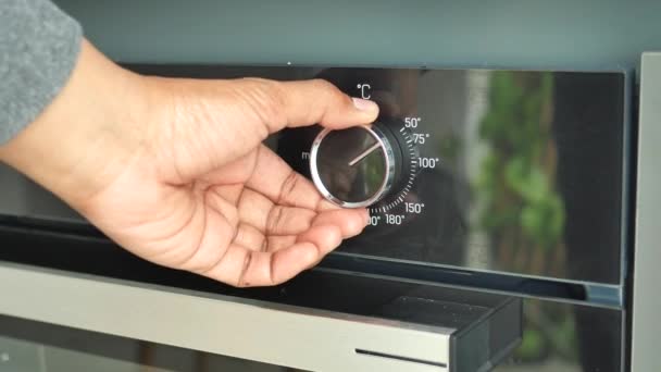 Wanita Tangan Pengaturan Kontrol Suhu Oven — Stok Video