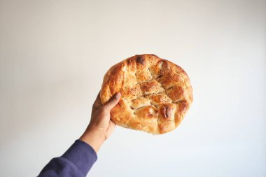 POV 'un elinde Ramazan Pide, Türk popüler ekmeği