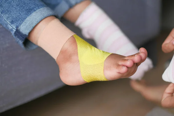 Mały Chłopiec Gipsowym Bandażem Nodze — Zdjęcie stockowe